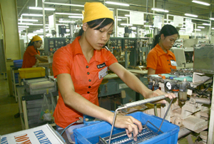 Công nhân Công ty TNHH Nghiên cứu Kỹ thuật R Việt Nam làm chủ dây chuyền chế tạo sản phẩm thấu kính xuất khẩu.
